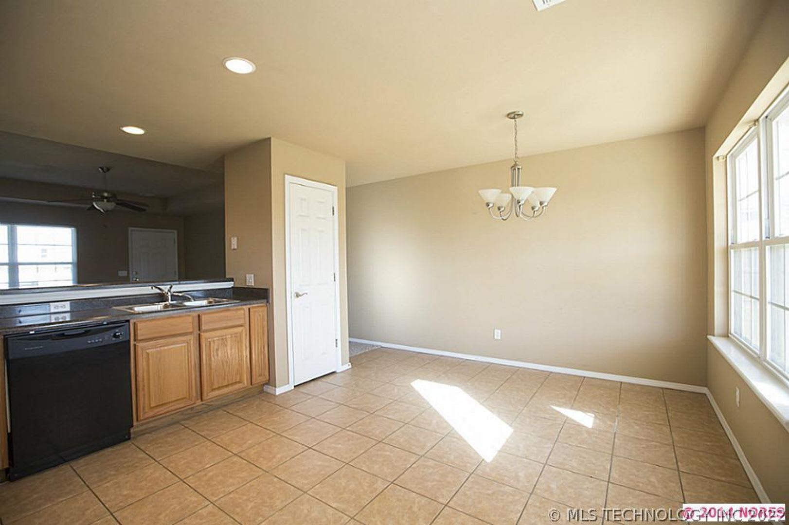 Beautiful 3 Bed 2 Bath Home with New Plank Flooring, 2 car garage and large backyard. – photo 5