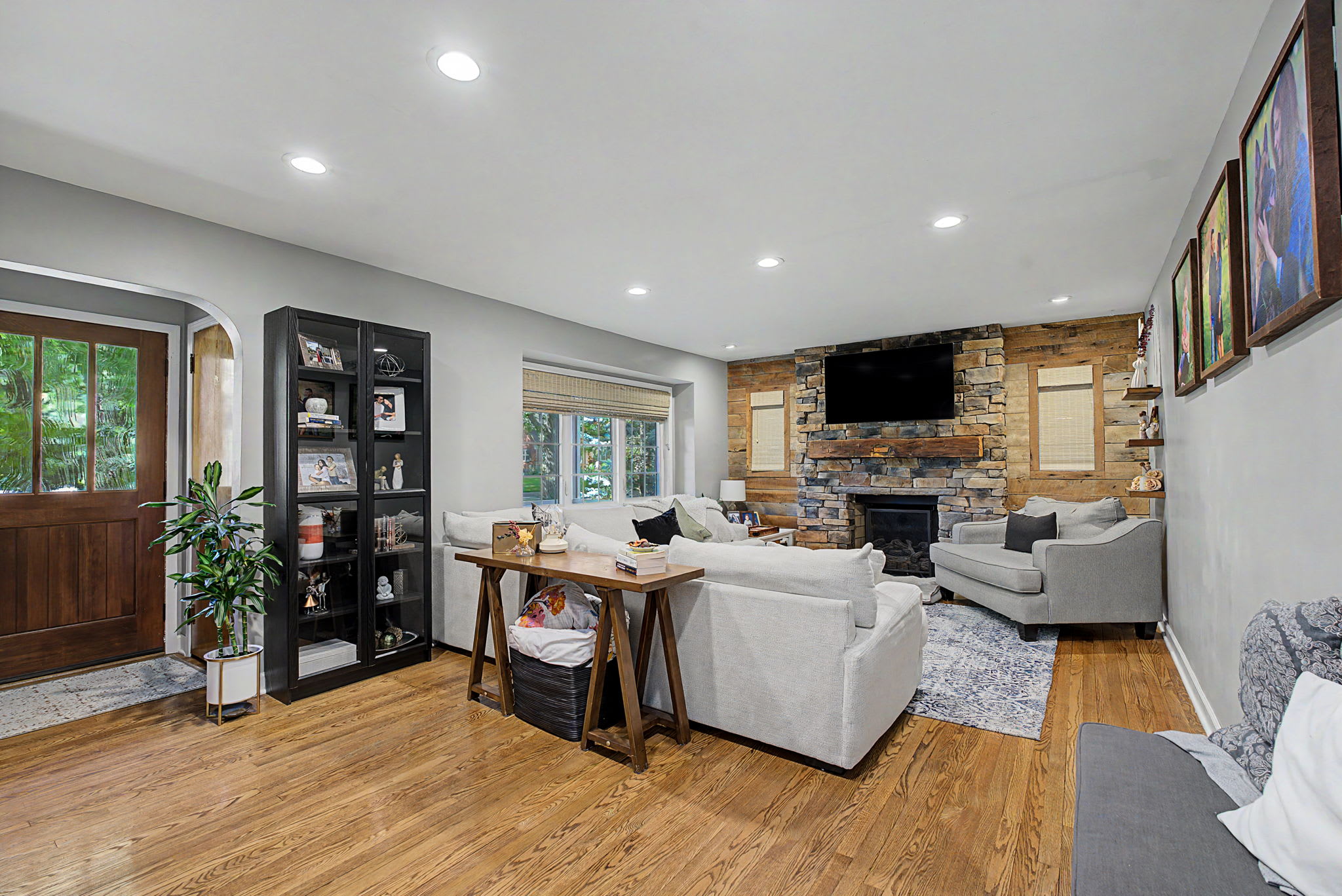 333 East Thruston Boulevard – photo 2