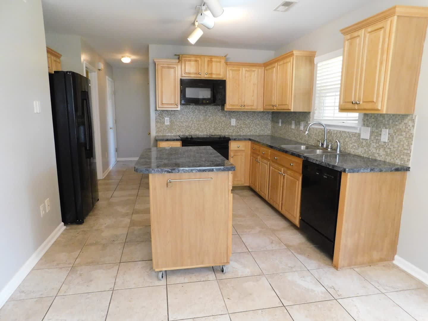 great 3 bed 2.5 bath master down – photo 4
