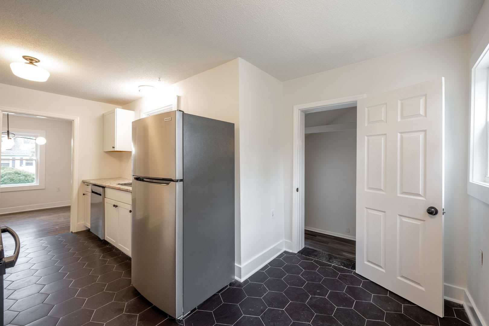 COMING SOON! Spacious 3BR/1BTH! – photo 4