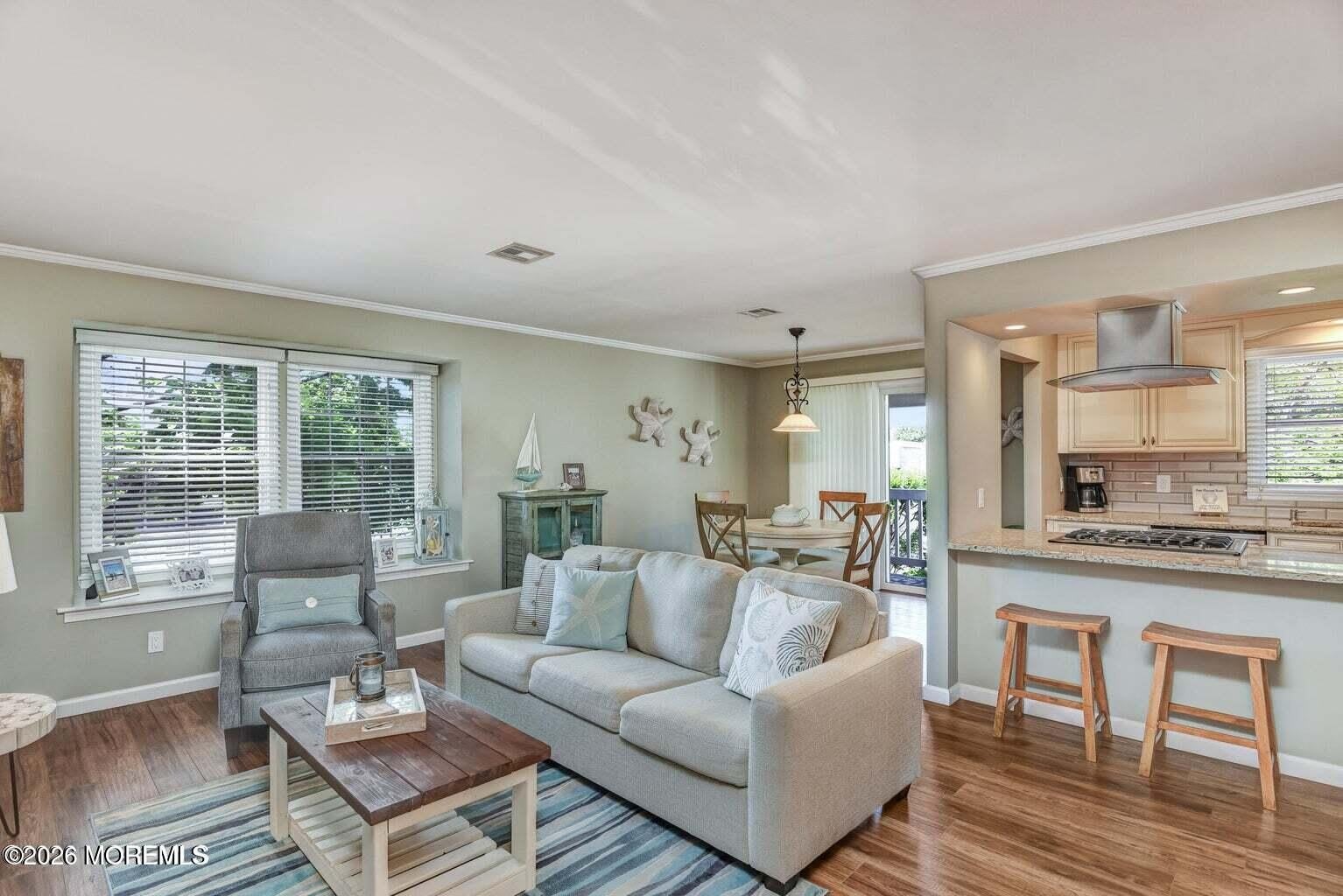 606 Bay Avenue – photo 2