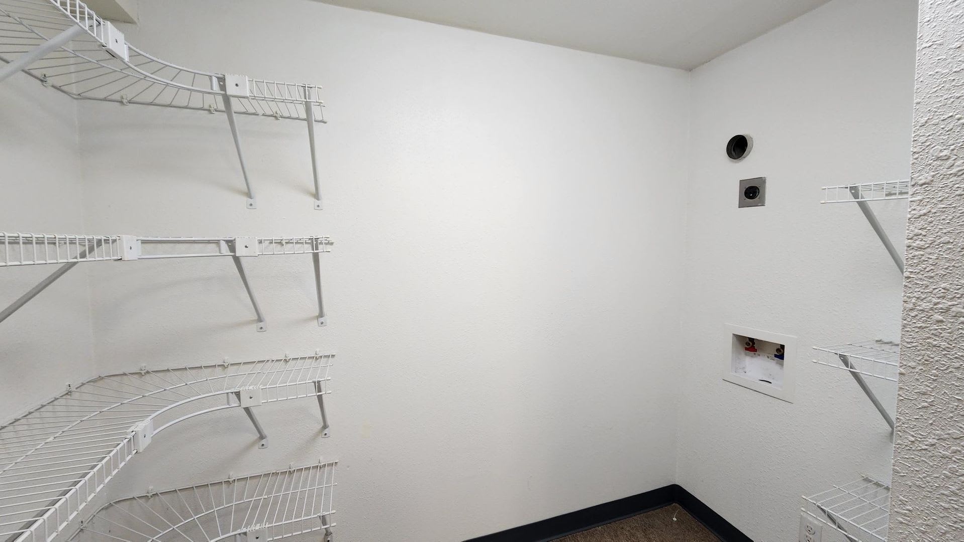 Three Bedroom with ALL Utilities Included – photo 5