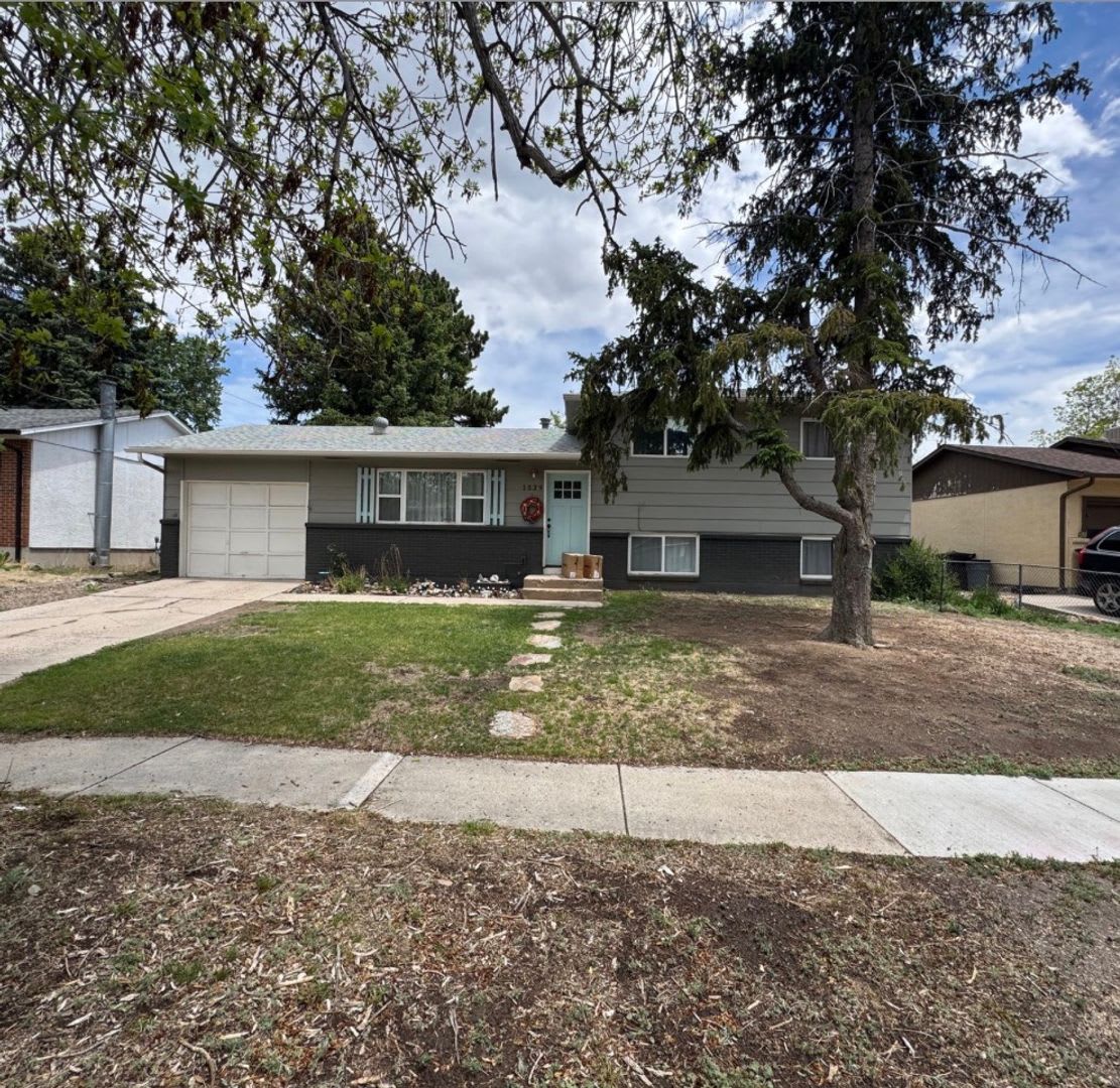 Stylish Tri-Level with Bonus Living Space and Huge Backyard! – photo 1