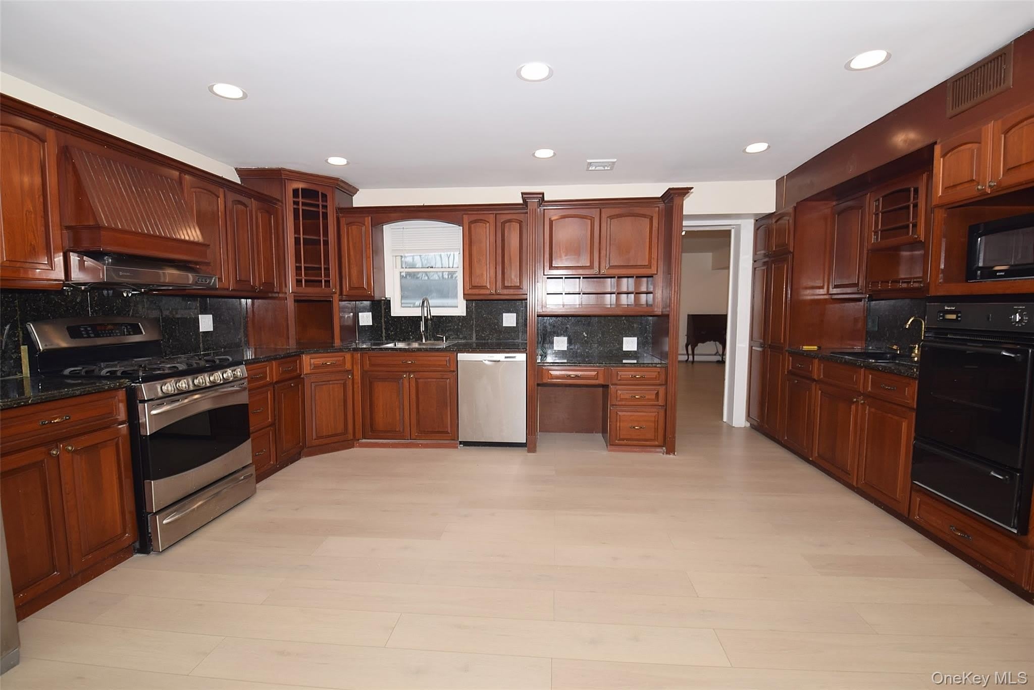 37 Amby Avenue – photo 4