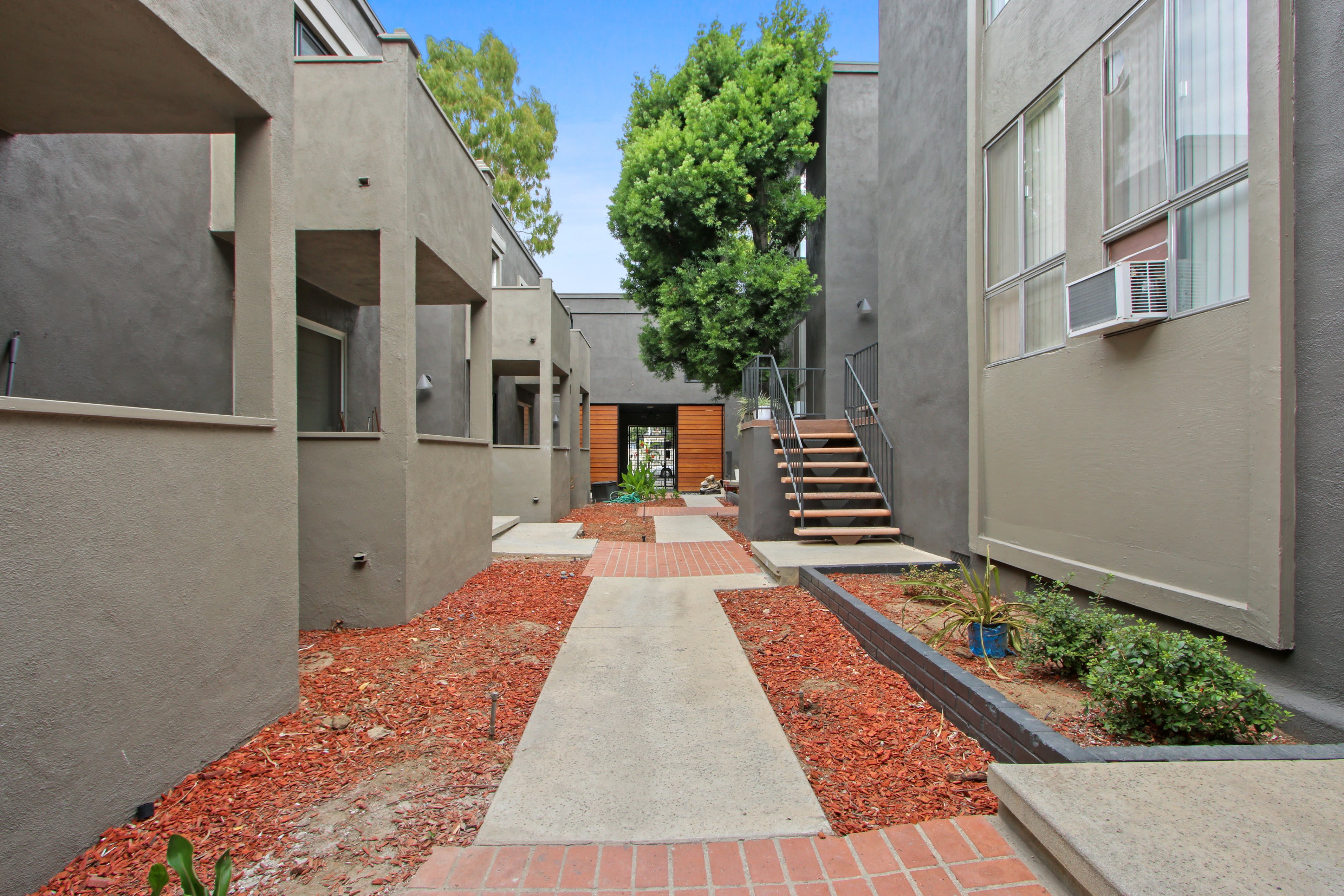 10310 Regent Apartments – photo 3