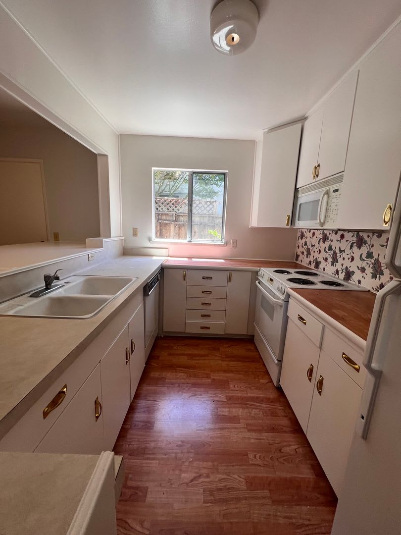 4 bed 2 bath house available now! – photo 4