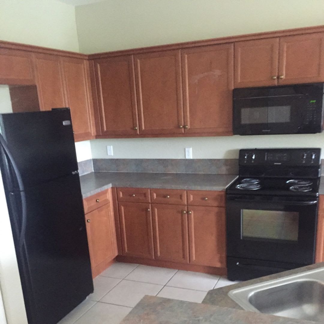 Large Townhouse with Garage – photo 2
