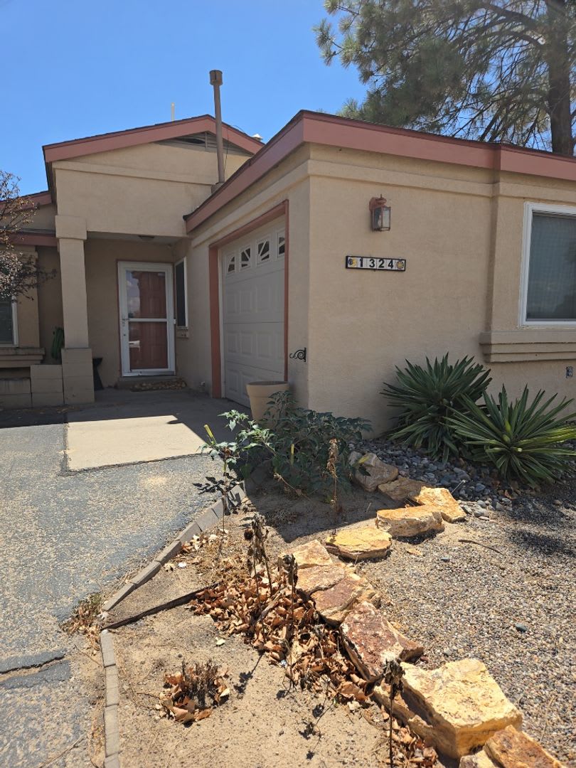 2-bedroom, 1-bathroom home located in the vibrant city of Albuquerque – photo 1