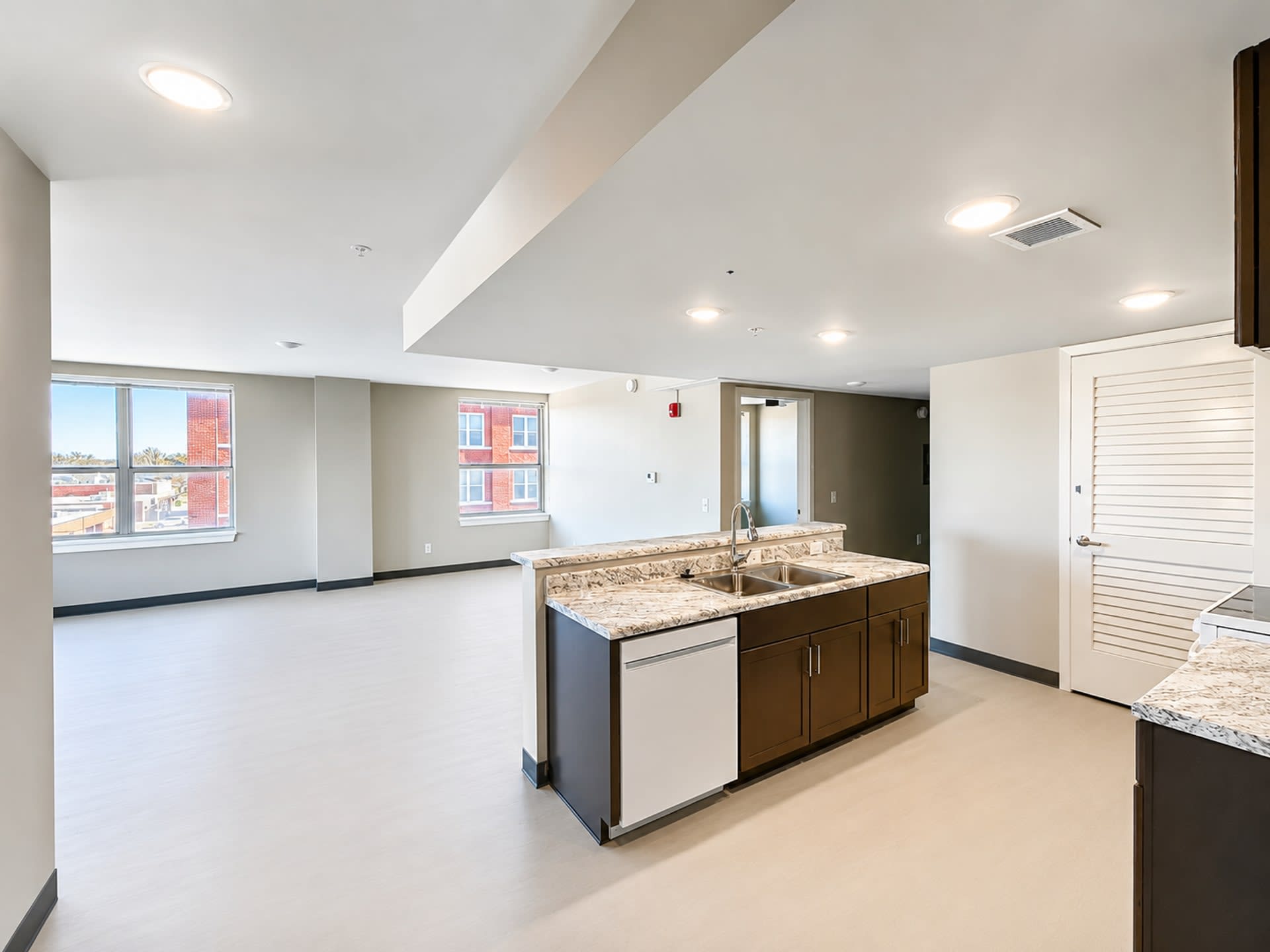 Historic Downtown Living at Miami Towers – photo 5
