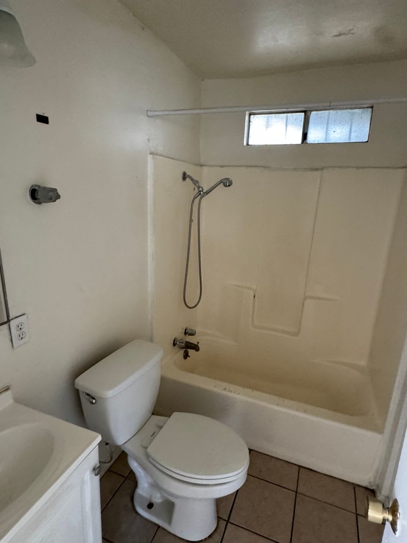 Enjoy this 2 bed/1 bath apartment – photo 3
