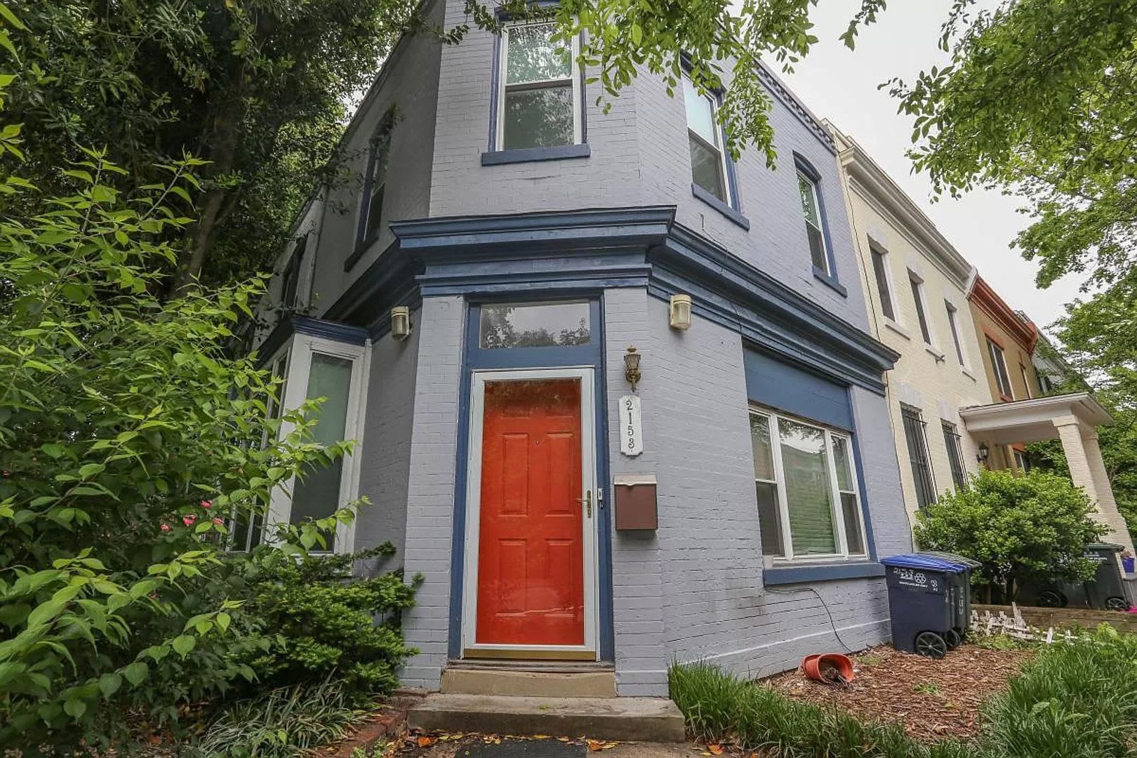 Wonderful Two Bed + Den West End Abode! Parking Available! – photo 2