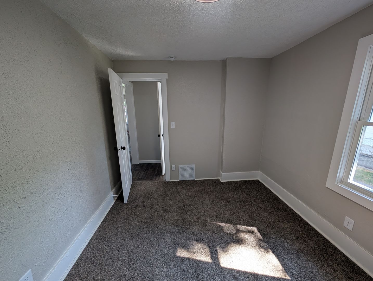 Completely Renovated 3-Bedroom, 1-Bathroom Home – $1,200/Month – photo 5