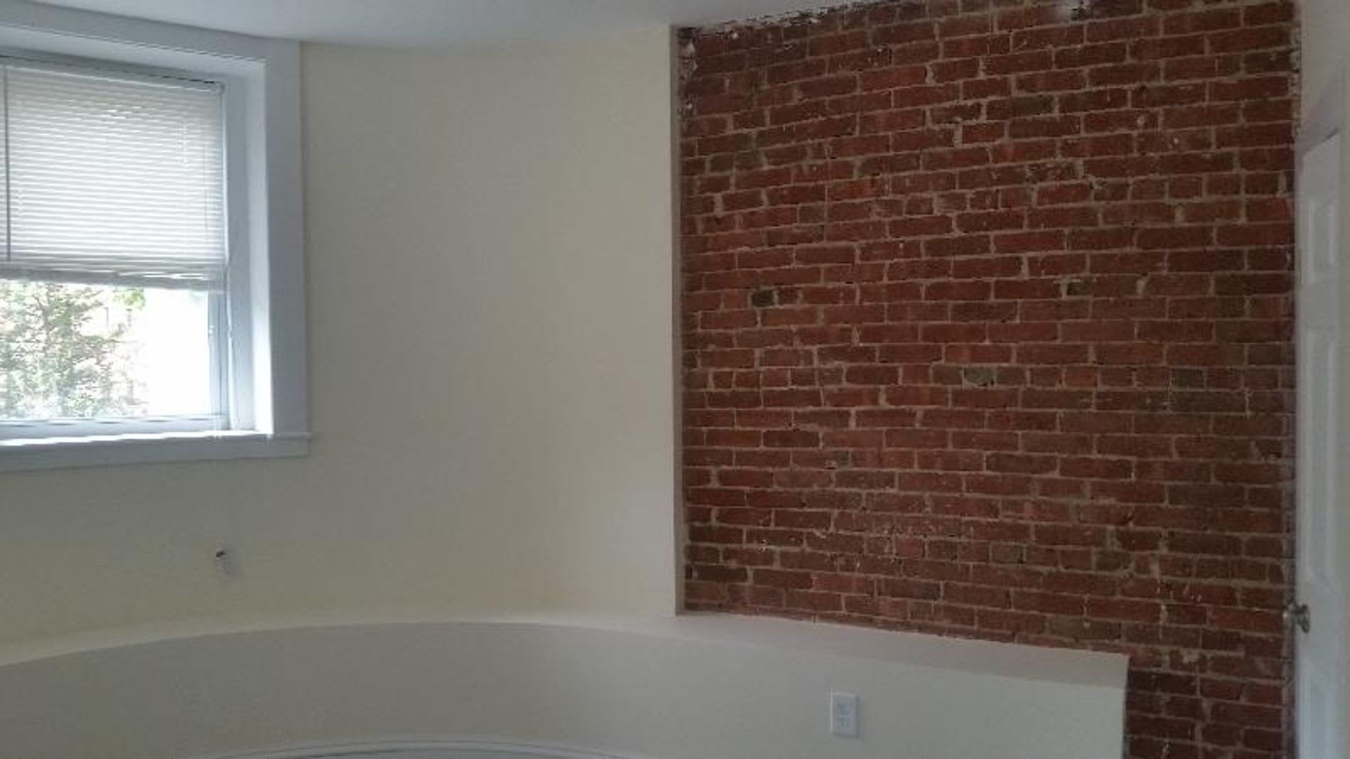 Nicely updated ground level 1 bed with in-unit laundry near the Green Line. – photo 2
