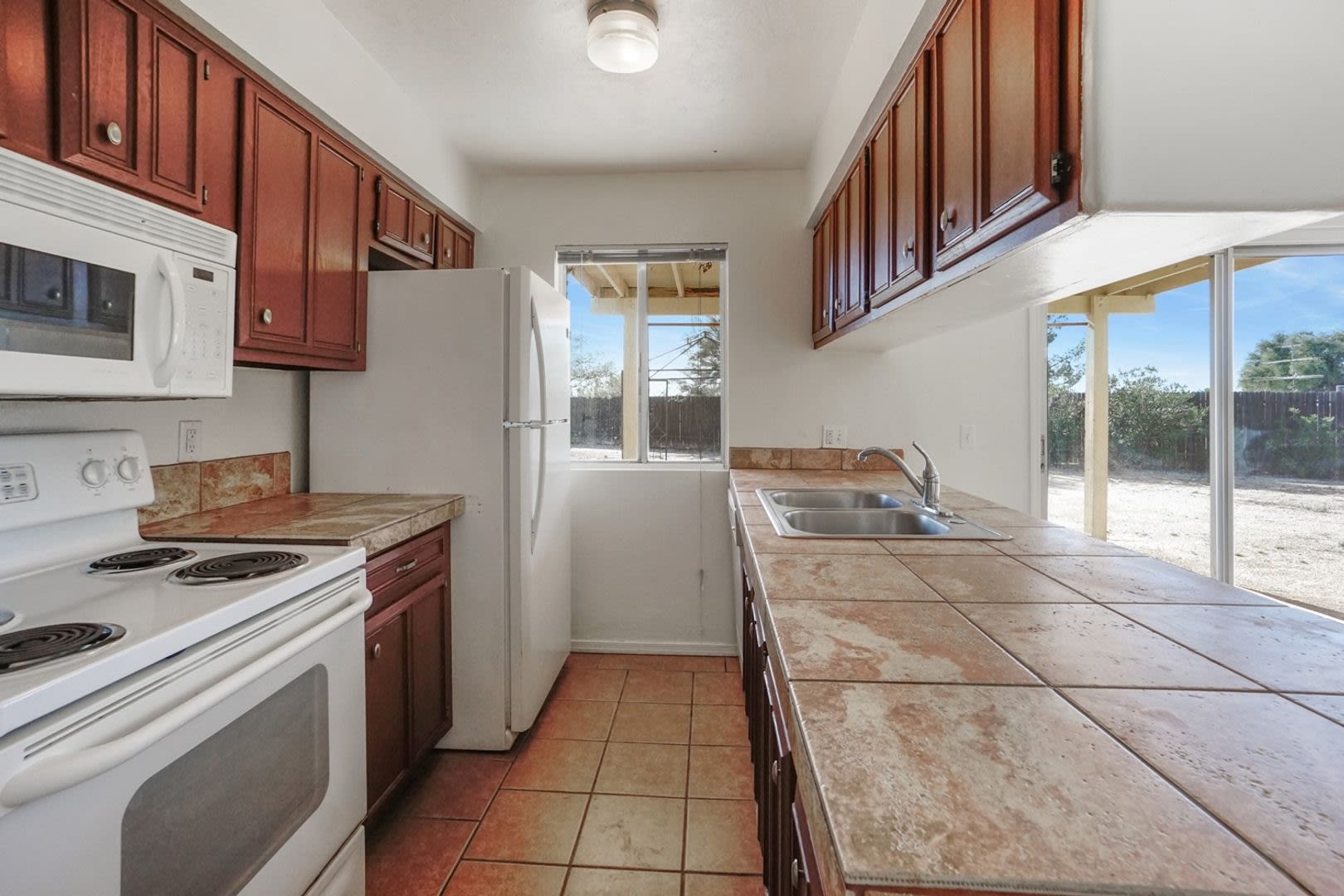 Charming East Tucson 3Br 2Ba Rental Home With Covered Patio Carpet Free Interior 85748 – photo 4