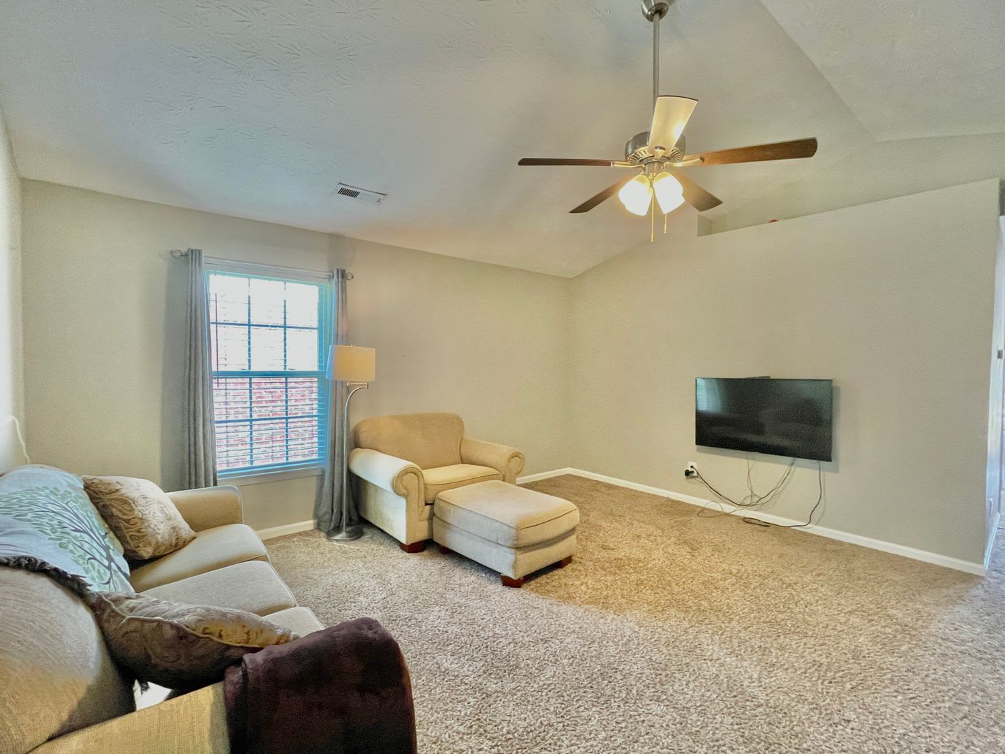 Coming Soon! 3 Bed 2 Bath Home in Kearney Ridge! – photo 4