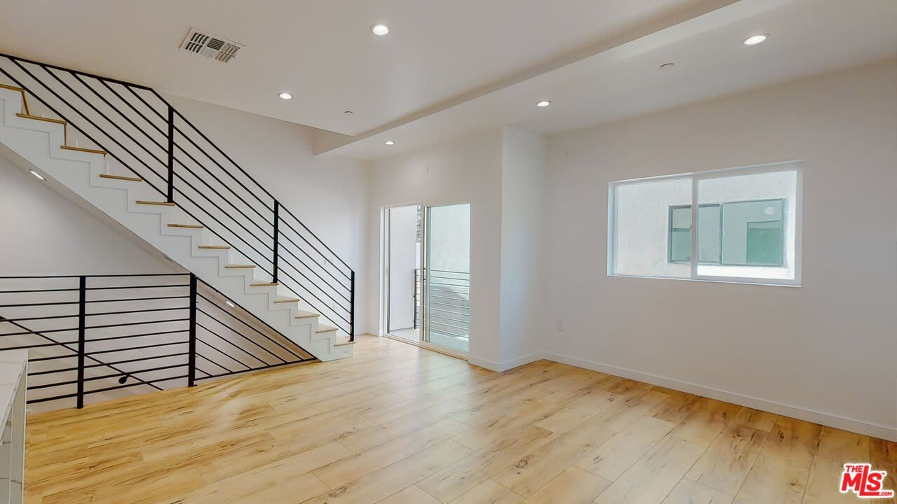 16012 Cantlay St – photo 2