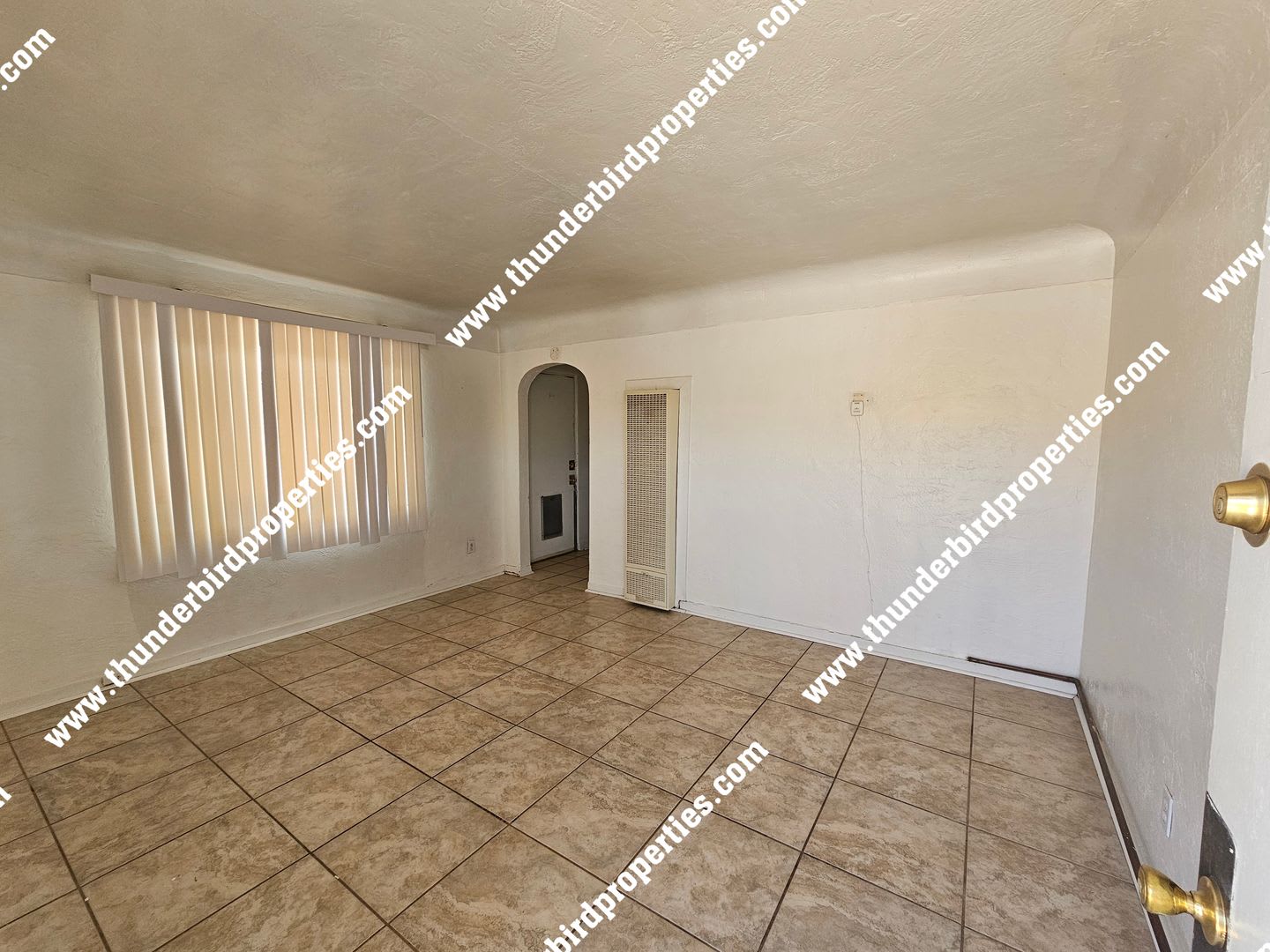 Cute 1 Bedroom, 1 Bathroom with walk in closet and on site parking. Near CNM and UNM. – photo 3