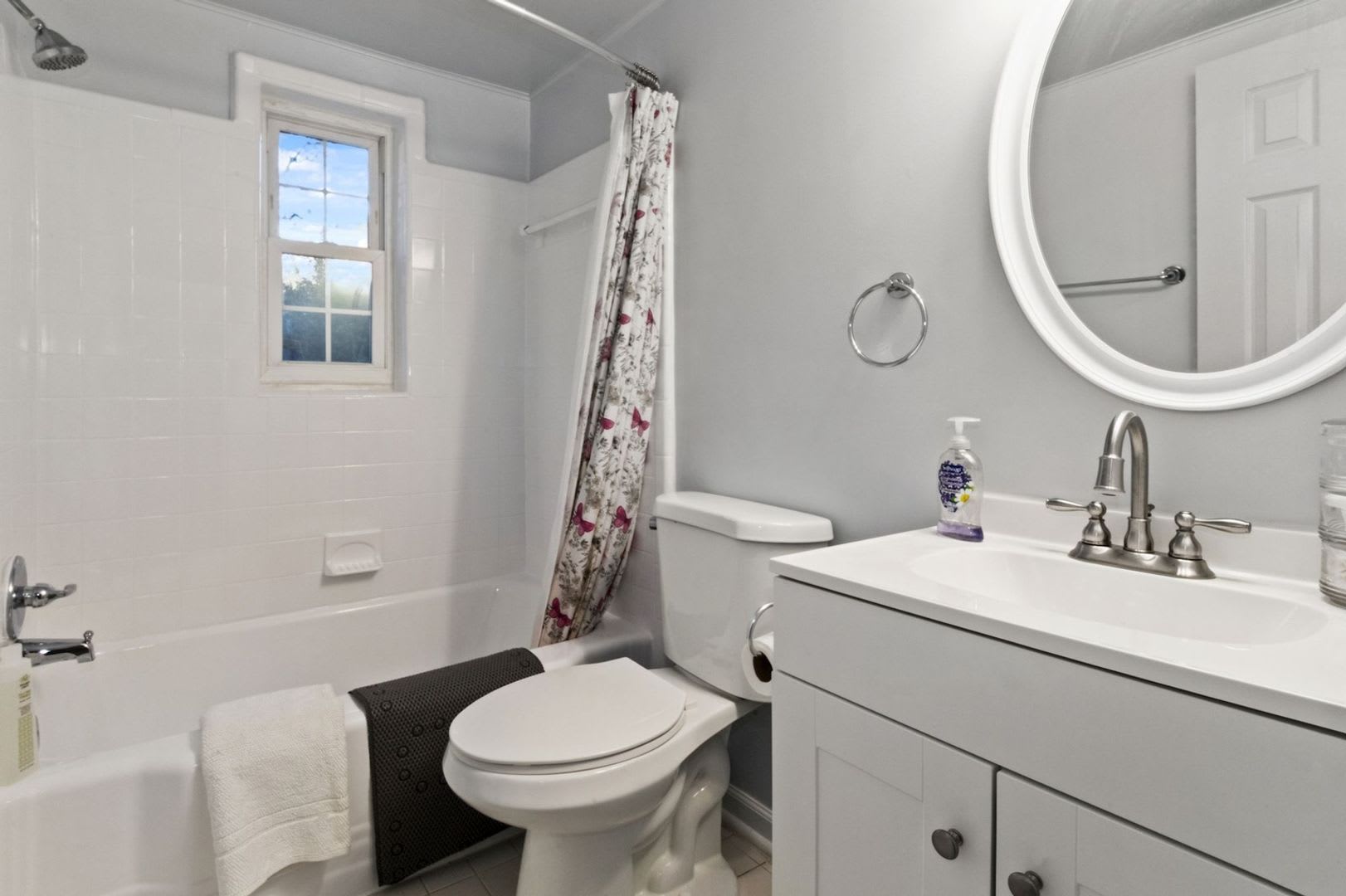 Plug and Play Luxury Condo Next to the Metro: Parking &amp; Utilities Included – photo 5