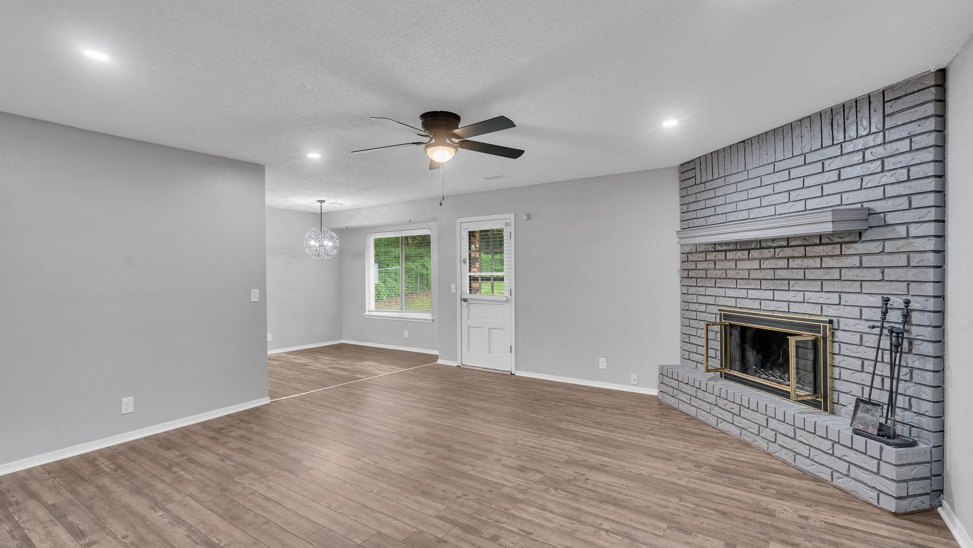 Beautifully Redone 3 Bedroom House! Available for Immediate Move in! – photo 4