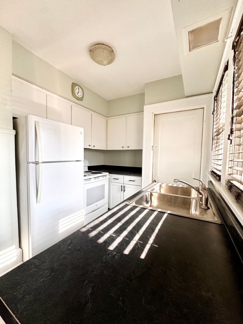 Charming 2 Bedroom 1 Bath House – photo 3