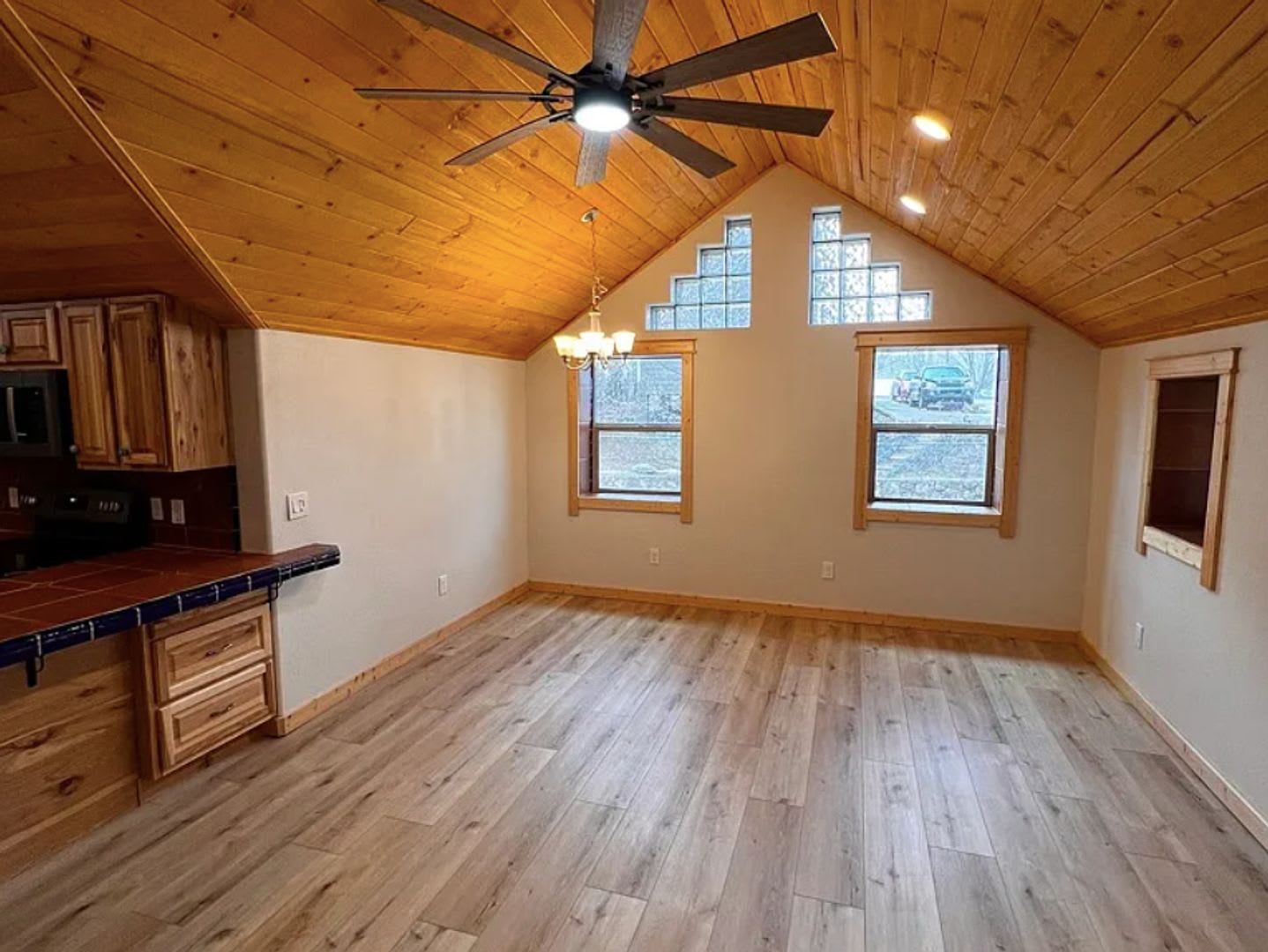 Beautifully Remodeled Downtown Flagstaff Home — Location, Comfort & Style – photo 2