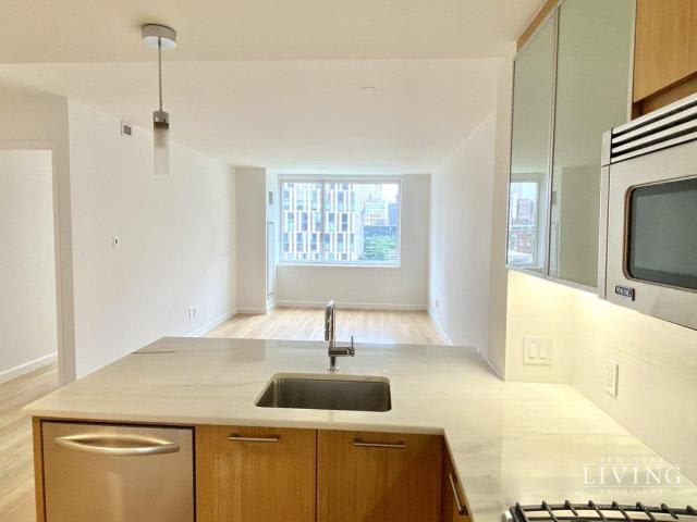 300 NORTH END AVE. – photo 4