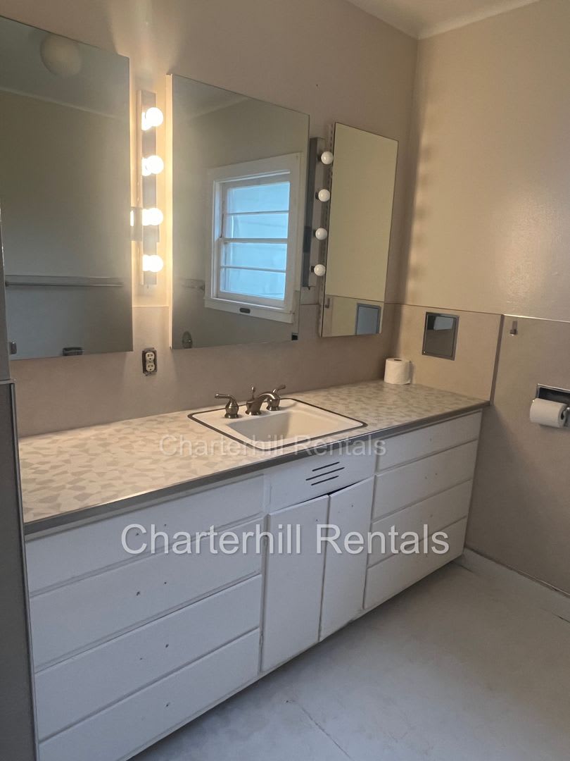 Spacious home with hardwood floors and large yard convenient to downtown Cloverdale! – photo 5