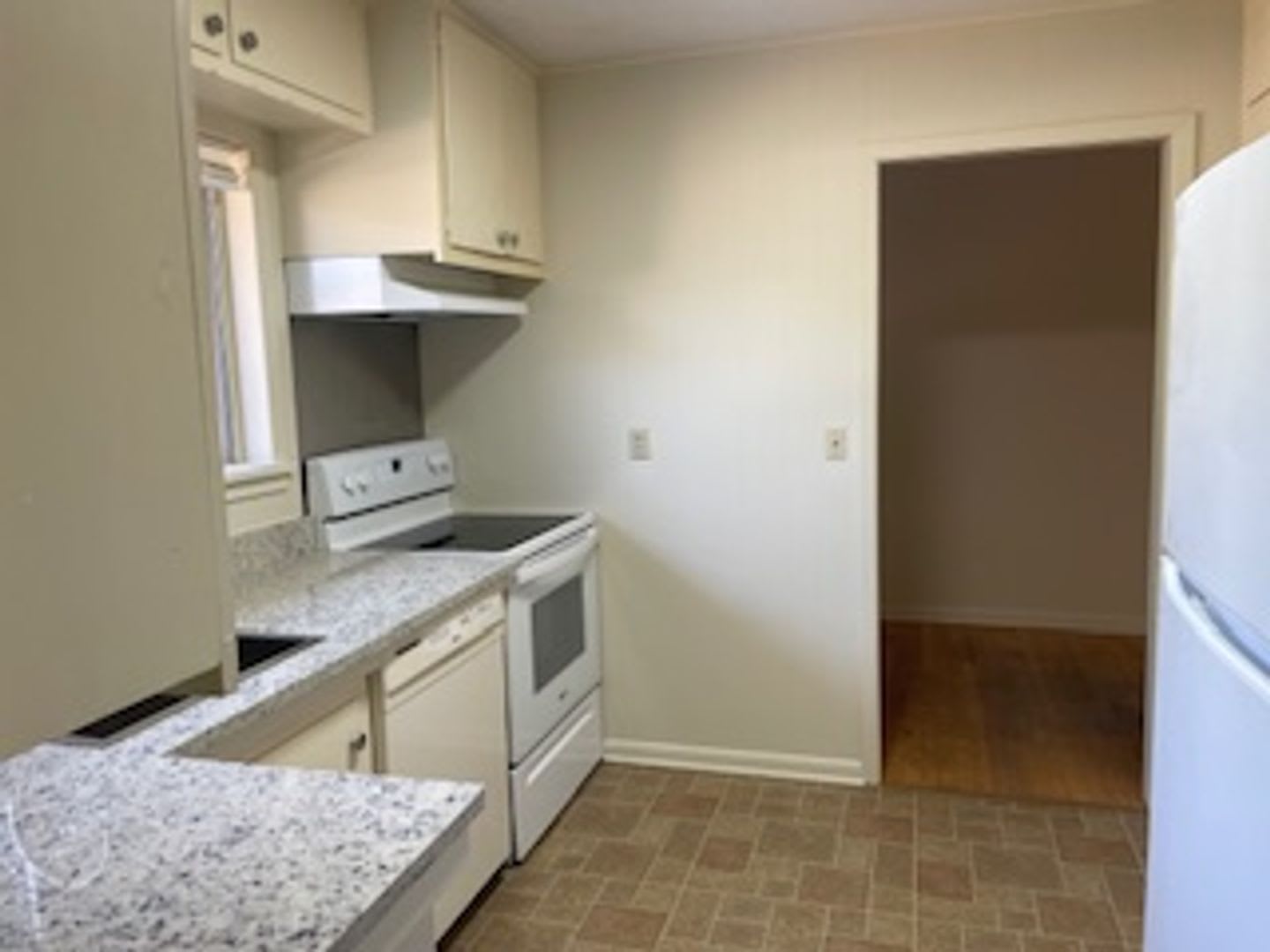 Renovated 3 Bed,1 1/2 bath charming house 200 yards from Tarleton – photo 3