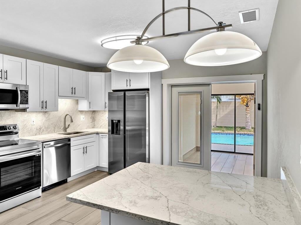 541 NE 18th Street – photo 5