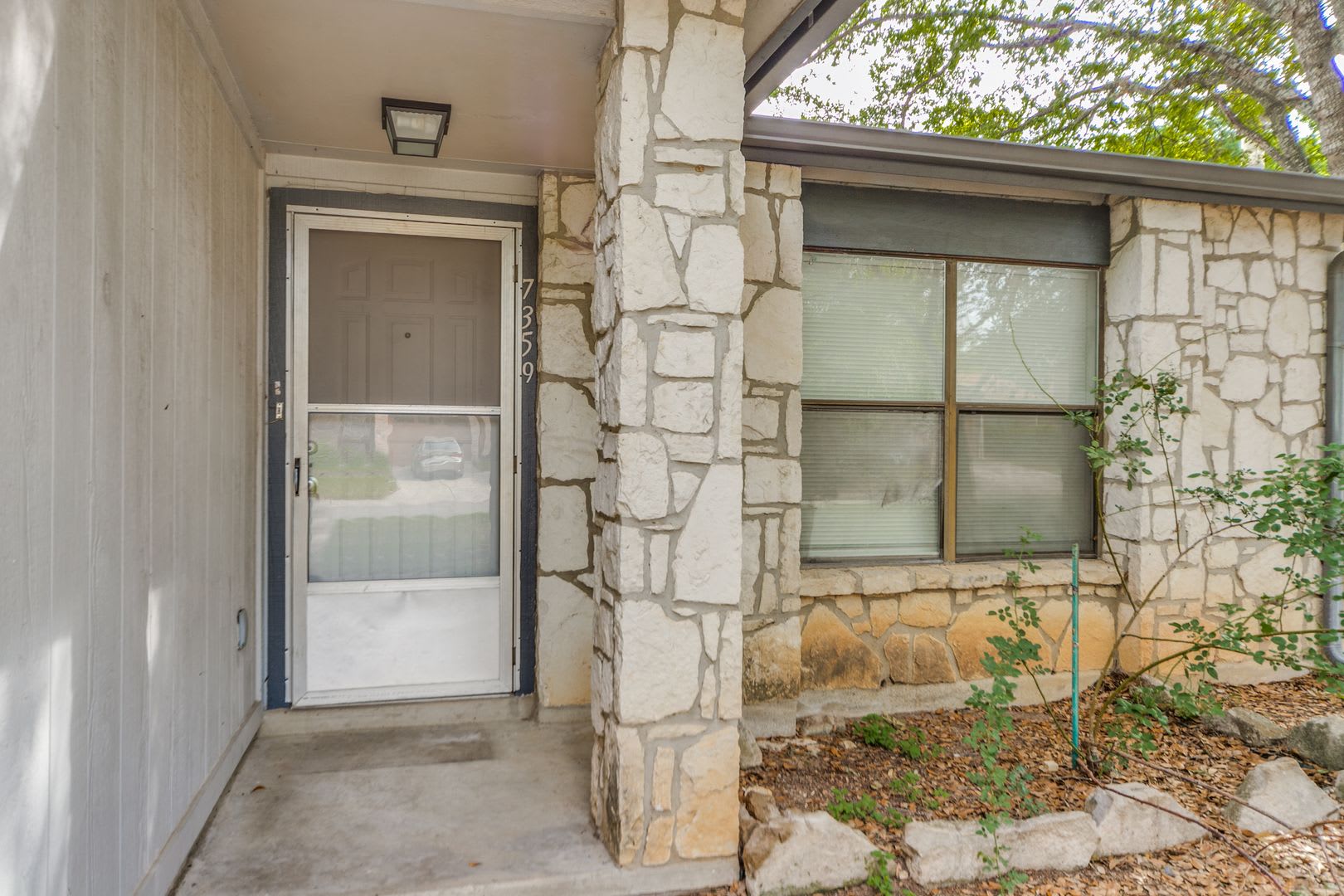 Welcome home to this charming single-story home in Hunters Chase – photo 3