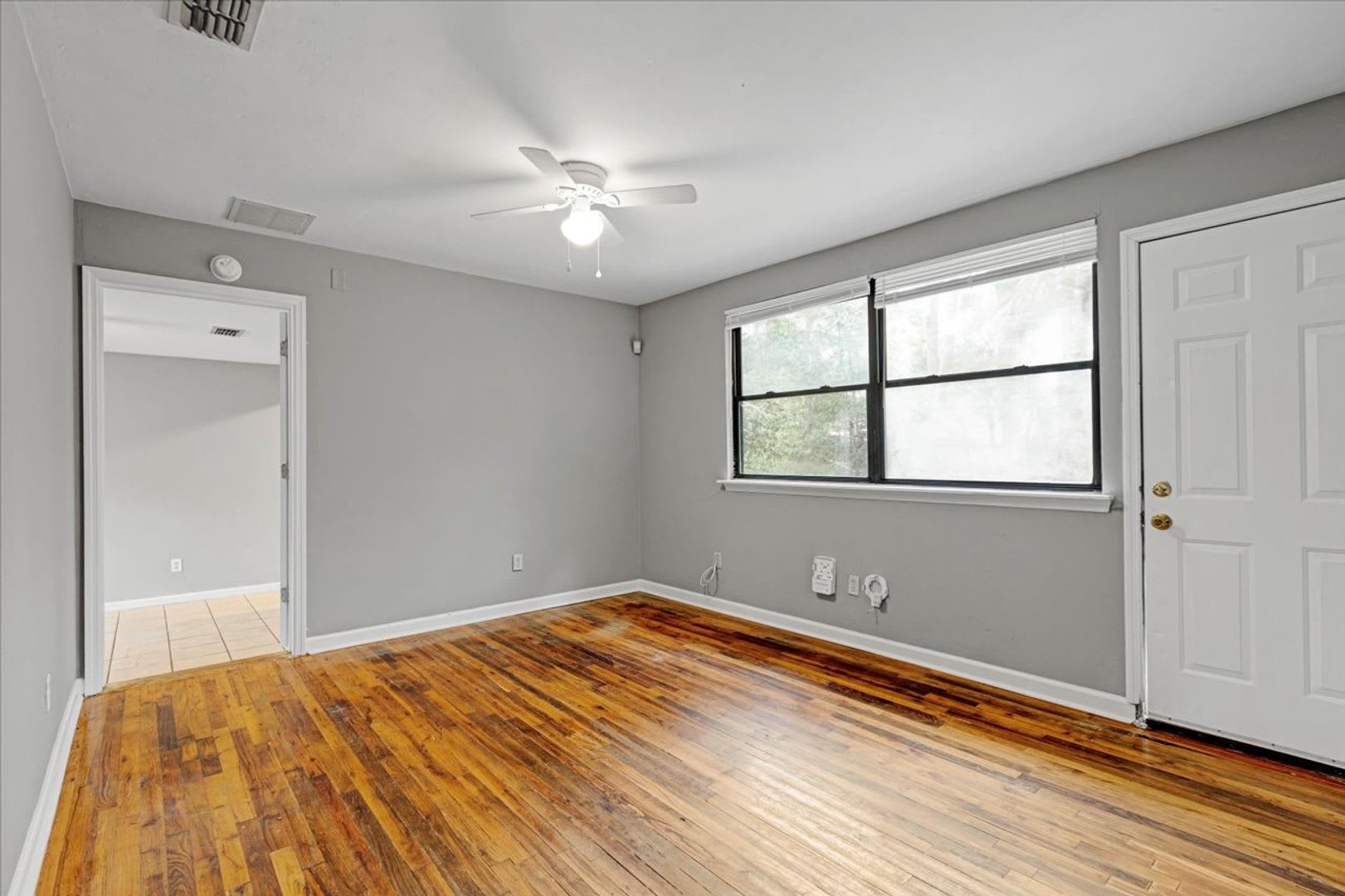 3 bed 2 Bath house with fenced-in yard on Pepper dr! Available now! – photo 4