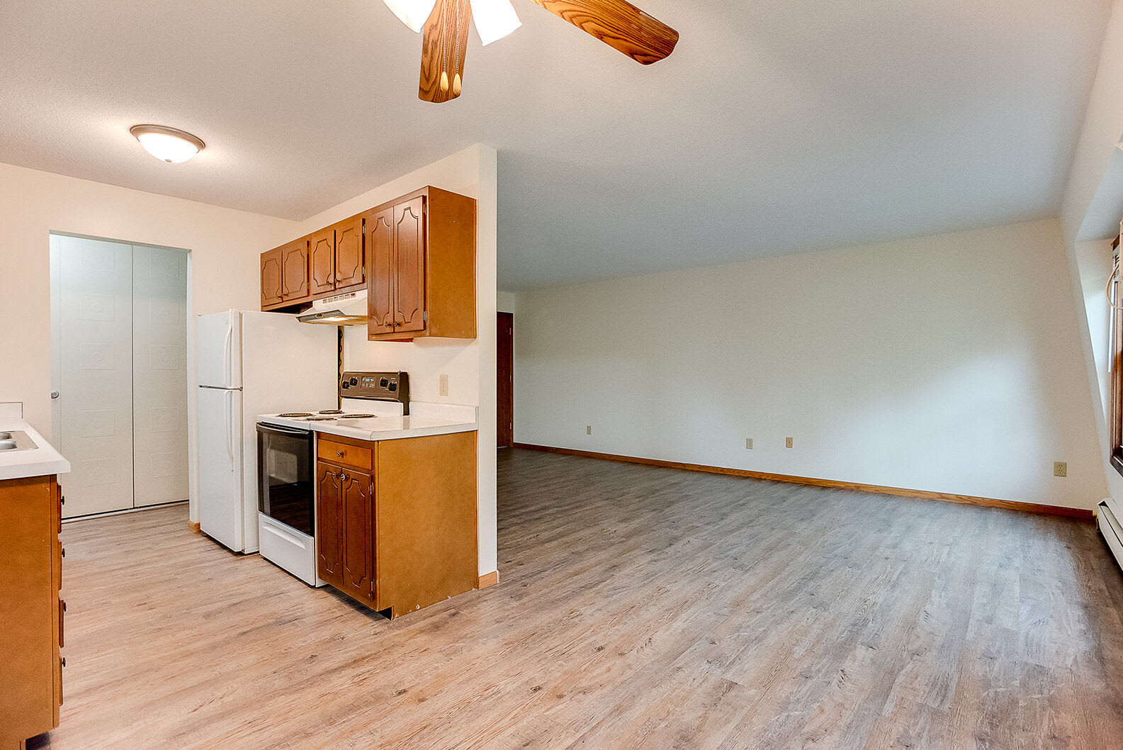 Cambridge Court Apartments – photo 2
