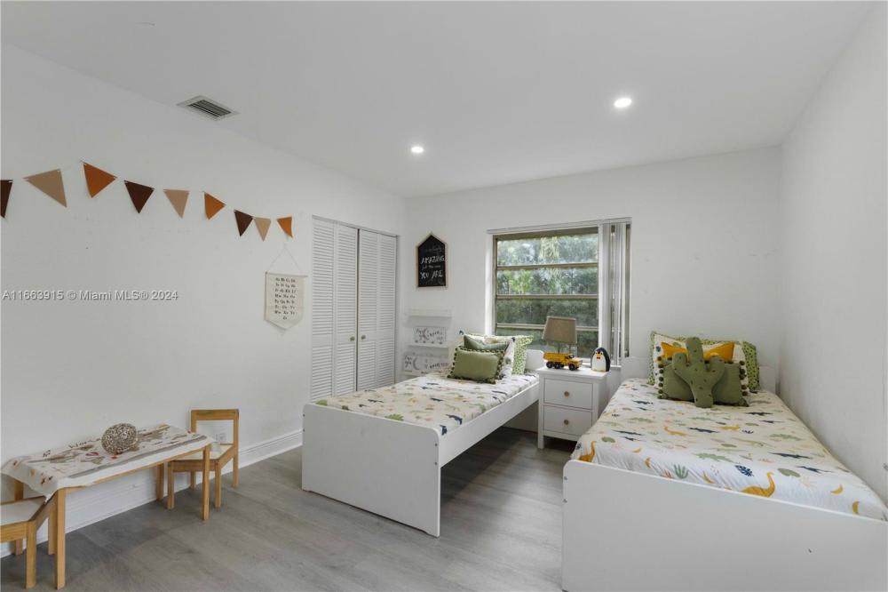 1417 Plunkett St – photo 3
