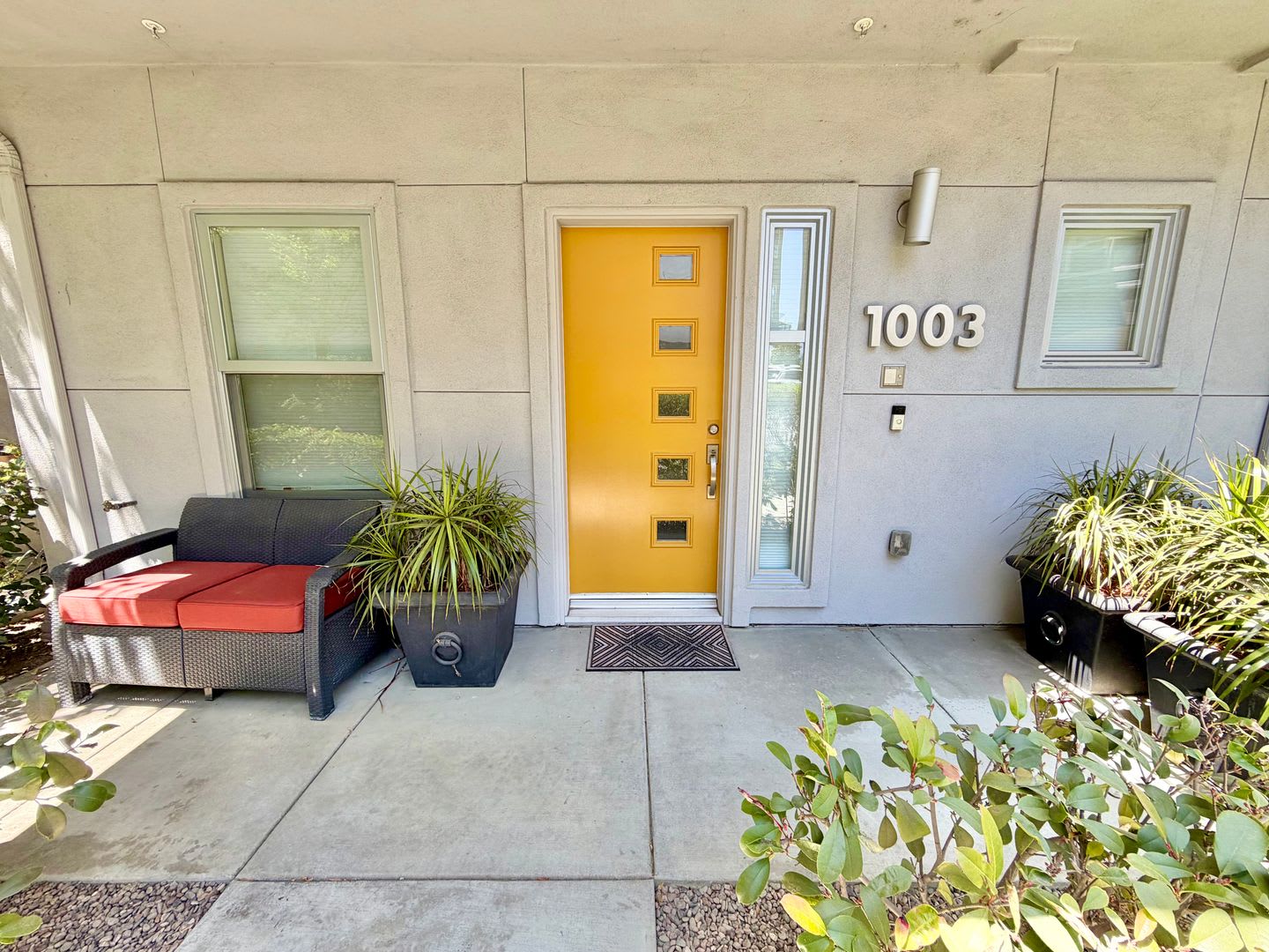 3-BR/3-BA Townhouse w/ Furnished Roof deck, 2-Car Garage, EV Hookup – photo 4