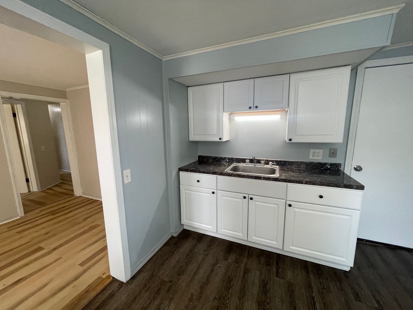 Freshly Updated 2 Bedroom Apartment 1 450 Month – photo 3