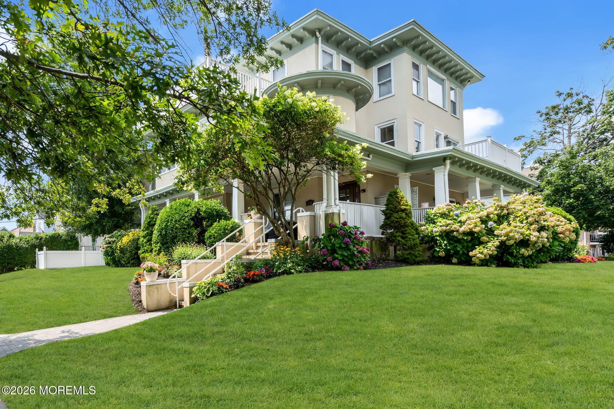 1211 Grand Avenue – photo 2