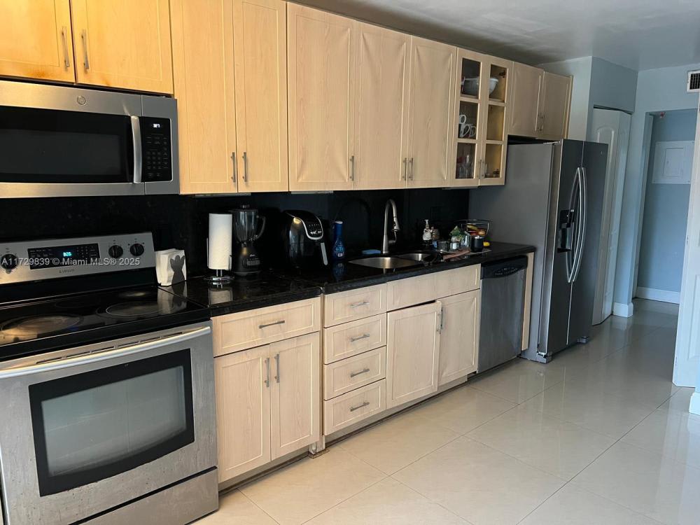 900 NE 195th St – photo 2