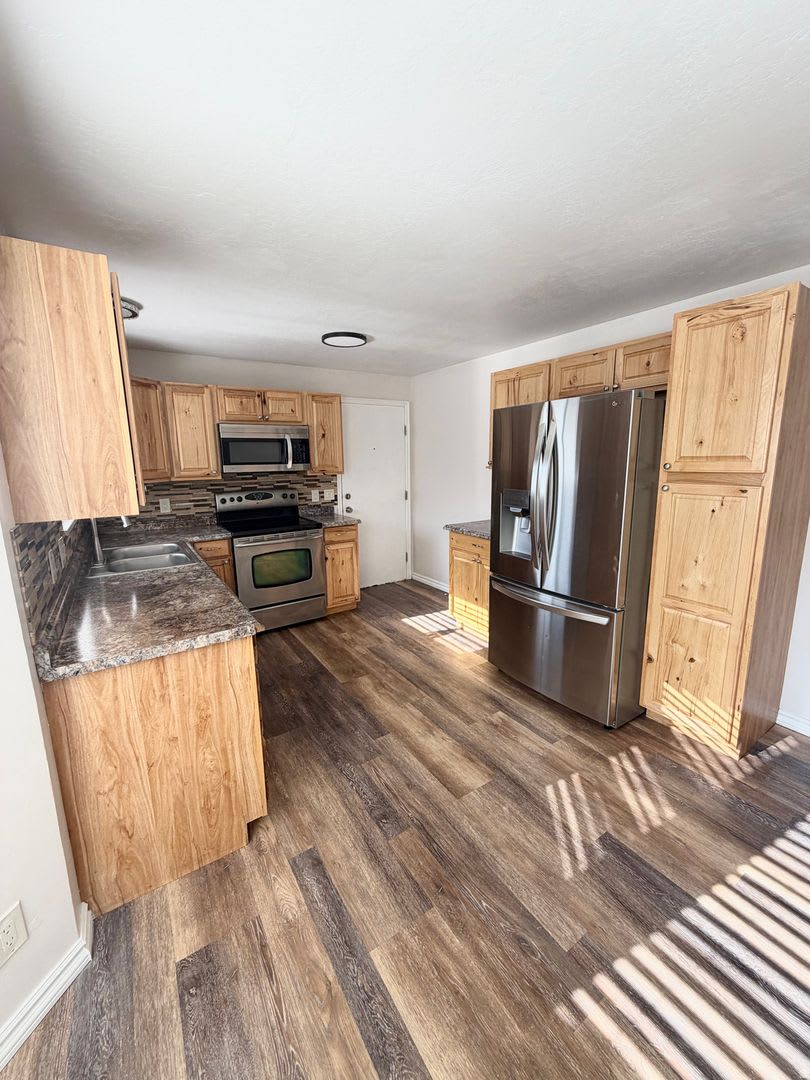 Spacious 2-Bedroom Upstairs Unit in Sandy – photo 4