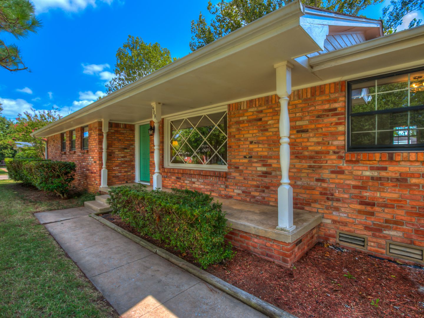 PRELEASING for Early Aug 2027! Updated (3) Bed, (2) Bath + Additional Living Area! – photo 4
