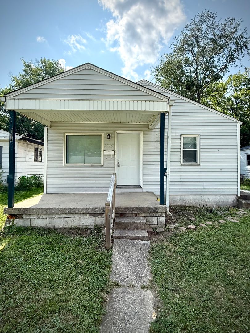 Spacious 3 Bedroom, 1 Bath Home with Basement & Large Backyard – photo 3
