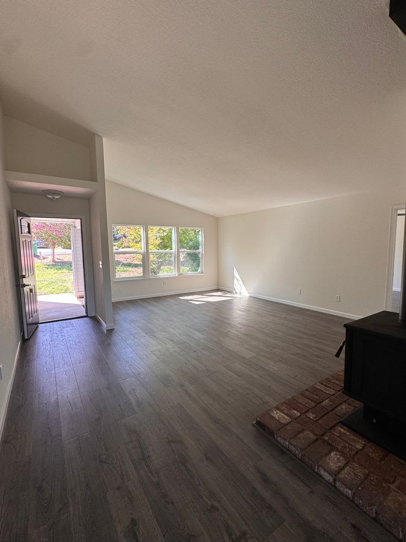 Beautifully Renovated Single-Story Home in Gated Lake of the Pines- single level huge lot! – photo 4