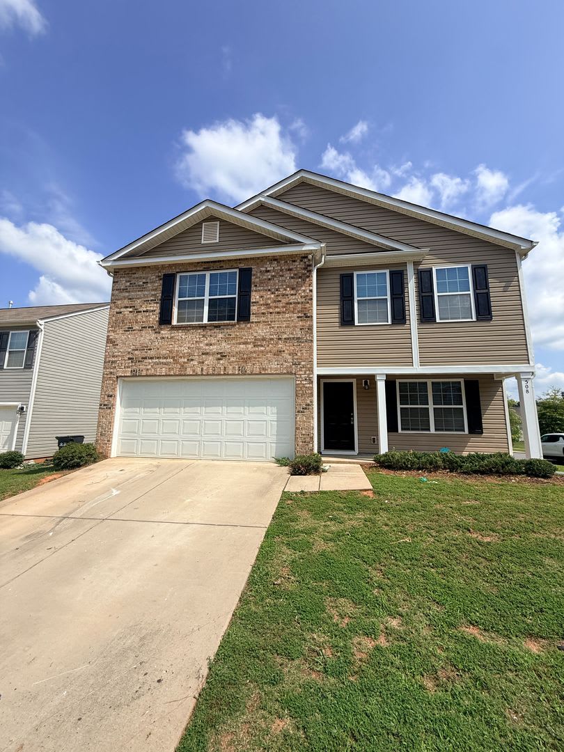 Beautiful Home minutes from the airport! – photo 1