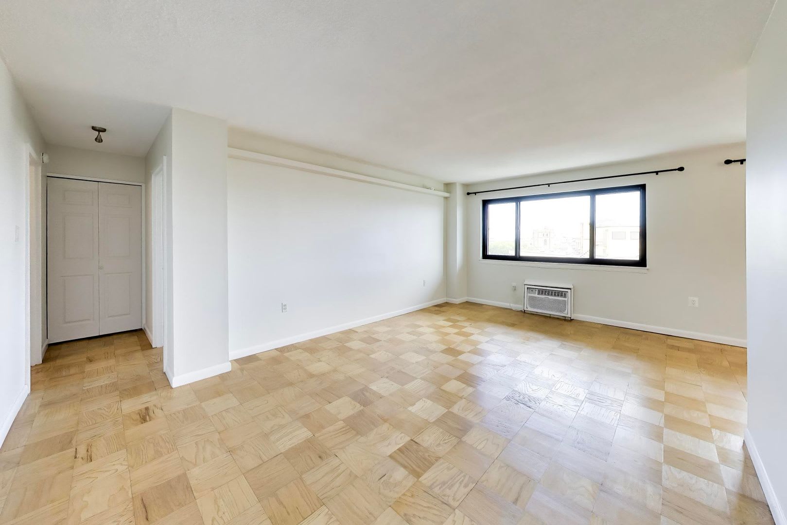 Amazing Location 1Bed 1Bath Condo Assigned Parking – photo 1