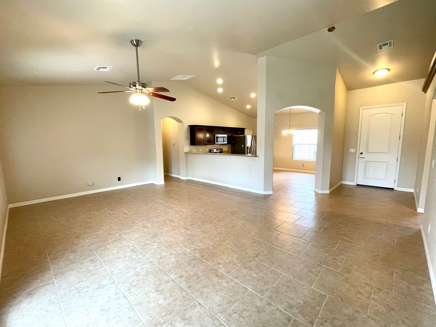 Beautiful 3 Bedroom Home In Hualapai Shadows Home Is Currently Occupied Please Do Not Disturb The Tenants – photo 5