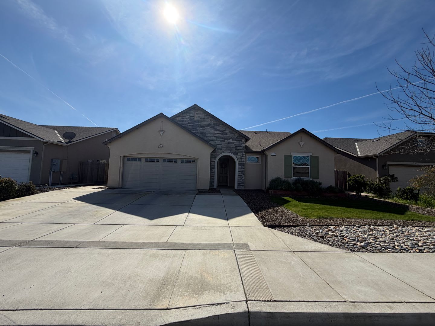 Adorable 3 Bedroom, 2 Bathroom Home in a Quiet North Hanford Neighborhood – photo 1