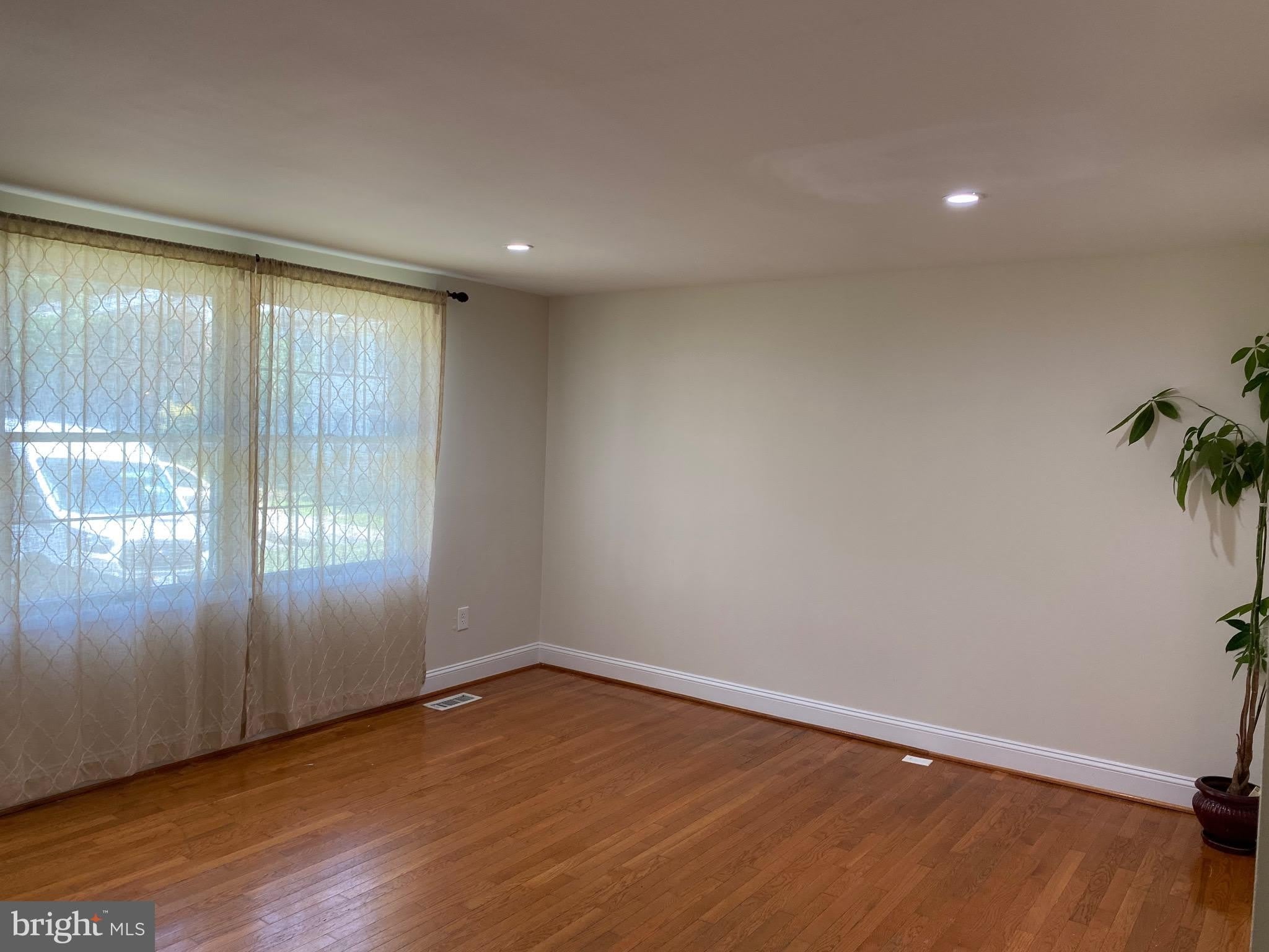 8122 PARKDALE Court – photo 4