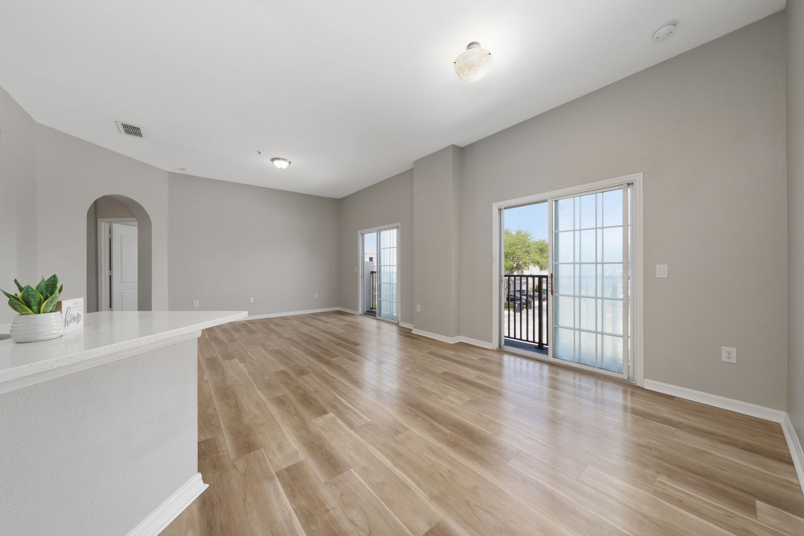 Beautiful 2-Bedroom Townhome in Carter Glen Community – photo 4