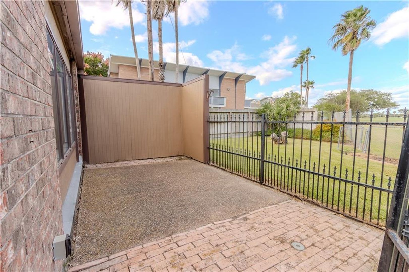 Beautifully renovated courtyard townhome in the heart of Corpus Christi – photo 2