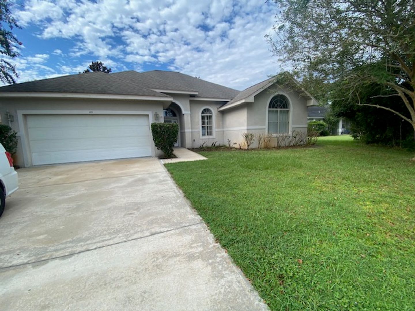 Like-New 4/2/2 with Screened-In Porch & New Carpet! – photo 1