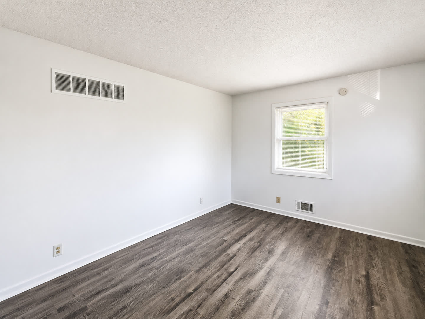 Spacious 2 Bedroom Duplex With Oversized Garage – photo 2